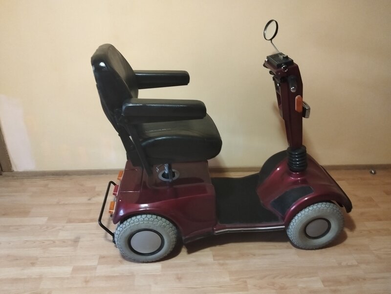 Scuter electric pentru persoane cu dizabilitati, folosit