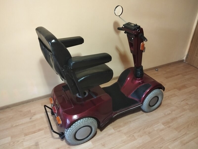 Scuter electric pentru persoane cu dizabilitati, folosit