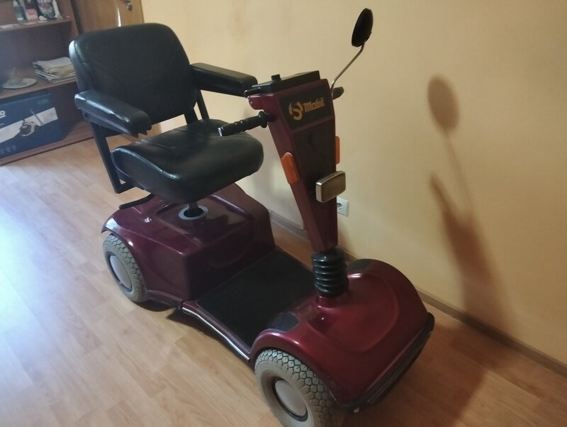 Scuter electric pentru persoane cu dizabilitati, folosit