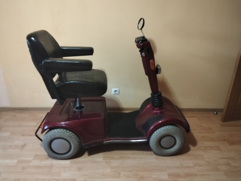 Scuter electric pentru persoane cu dizabilitati, folosit