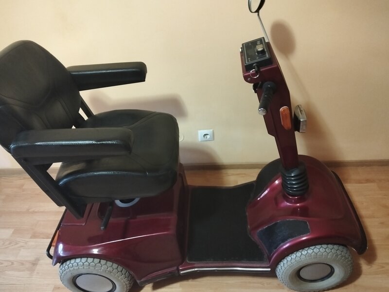 Scuter electric pentru persoane cu dizabilitati, folosit