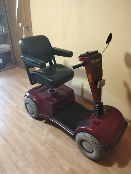 Scuter electric pentru persoane cu dizabilitati, folosit